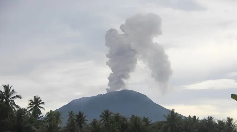 Mount Ibu In Indonesia Erupts 2 Kilometer Radius Is Dangerous