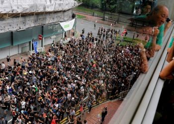 Aktivis Hong Kong Bentrok dengan Aparat di Mal