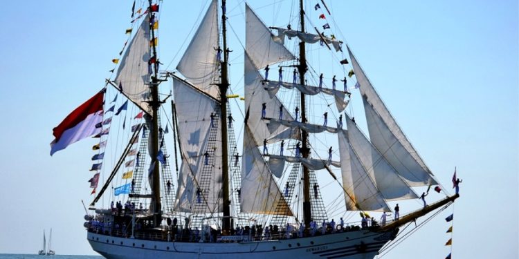 Parade KRI Dewaruci Siap Meriahkan Manado Fiesta 2019