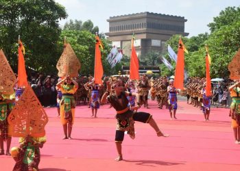 Atraksi Budaya Ribuan Penari Barong di Kediri