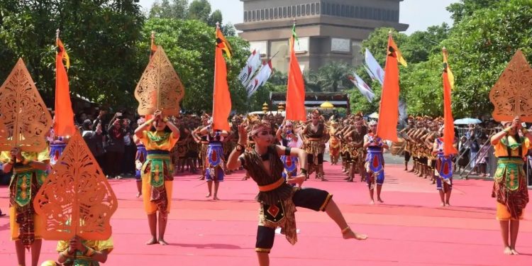 Atraksi Budaya Ribuan Penari Barong di Kediri