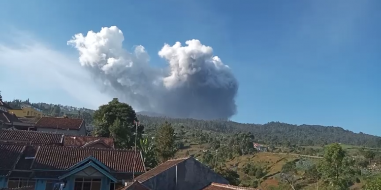 Waspadai Letusan Freatik,   PVMBG Minta Area Gunung Tangkuban Parahu Dikosongkan