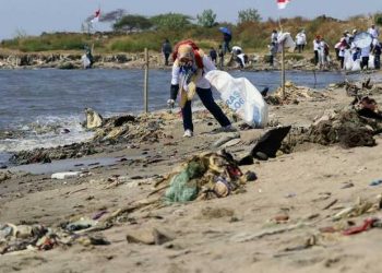 Limbah Industri Tekstil Cemari Pantai Timur Ancol