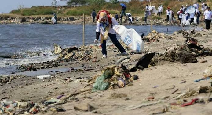 Limbah Industri Tekstil Cemari Pantai Timur Ancol