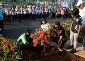 Tekan Polusi, Anies Pelopori Aksi Penghijauan Jakarta