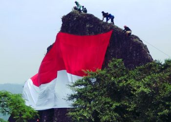 Gempita HUT RI : Warga Berjuang Kibarkan Merah Putih di Puncak Gunung