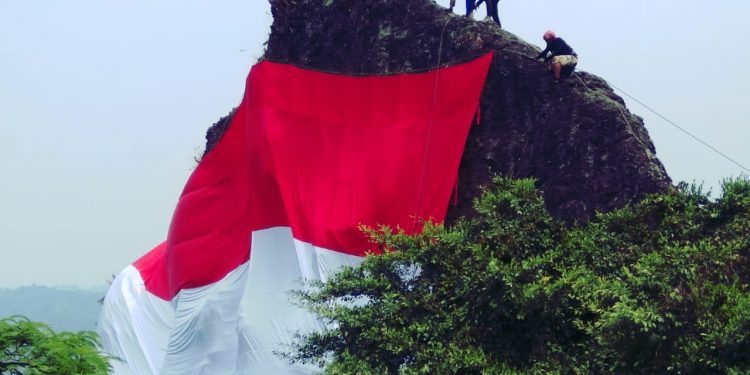 Gempita HUT RI : Warga Berjuang Kibarkan Merah Putih di Puncak Gunung