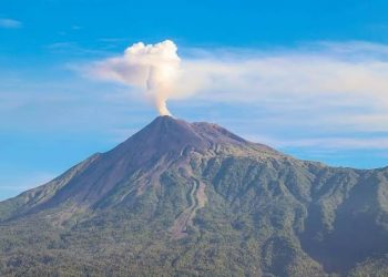Gunung Karangetang Luncurkan Lava Panas, TNI Evakuasi Warga