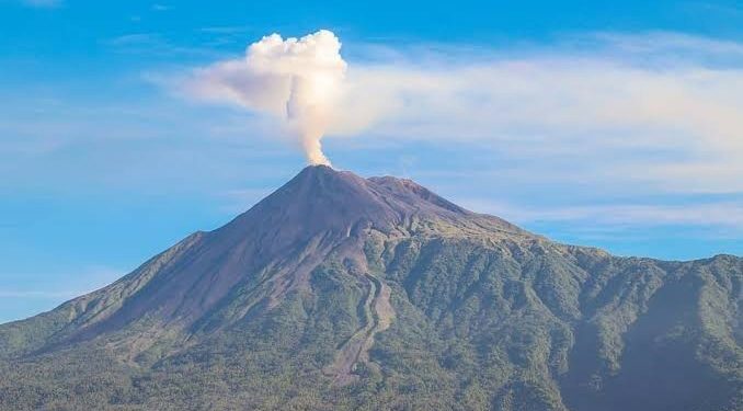 Gunung Karangetang Luncurkan Lava Panas, TNI Evakuasi Warga | AsiaToday.id