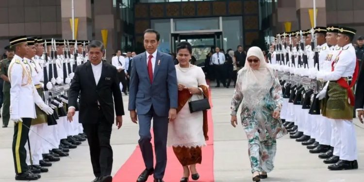 Gemuruh Parade Nasional di Singapura Sambut Presiden Jokowi dan Ibu Negara