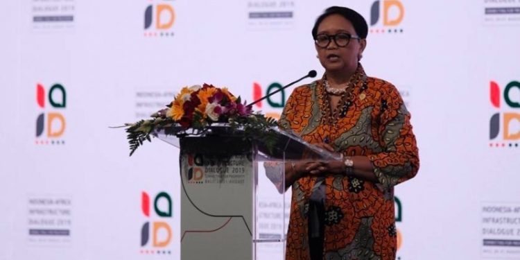 Menlu Serahkan Dana Diyat Rp1,8 M ke Keluarga WNI