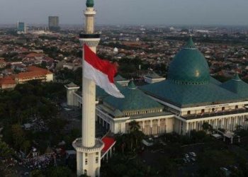 GEMPITA HUT RI : Merah Putih Raksasa Berkibar di Menara Masjid