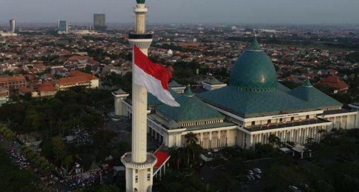 GEMPITA HUT RI : Merah Putih Raksasa Berkibar di Menara Masjid
