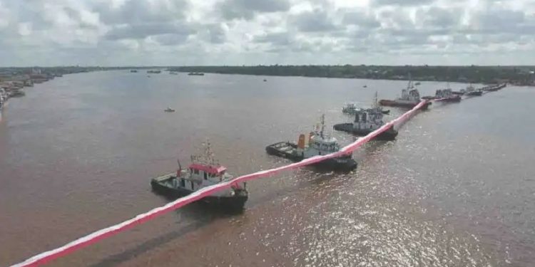 GEMPITA HUT RI : Merah Putih Membentang Ditengah Sungai Kapuas