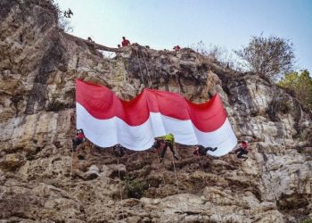GEMPITA HUT RI : Merayapi Dinding Tebing Citatah untuk Kibarkan Merah Putih