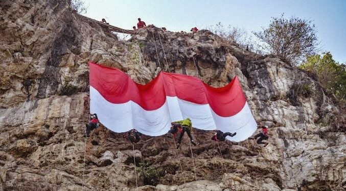 GEMPITA HUT RI : Merayapi Dinding Tebing Citatah untuk Kibarkan Merah Putih