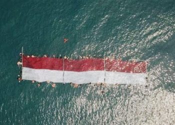 GEMPITA HUT RI : WASI Kibarkan Merah Putih di Dasar Laut