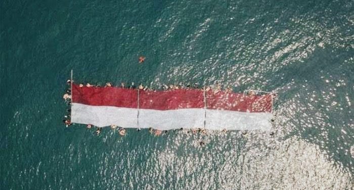 GEMPITA HUT RI : WASI Kibarkan Merah Putih di Dasar Laut