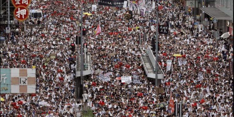 Hong Kong Kian Bergejolak, Ribuan Demonstran Tuntut Revolusi