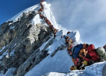Nepal Larang Penggunaan Plastik di Pegunungan Everest