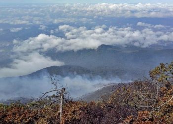 Helikopter Bermasalah, Pemadaman Kebakaran Gunung Ciremai Dilanjutkan Besok 1