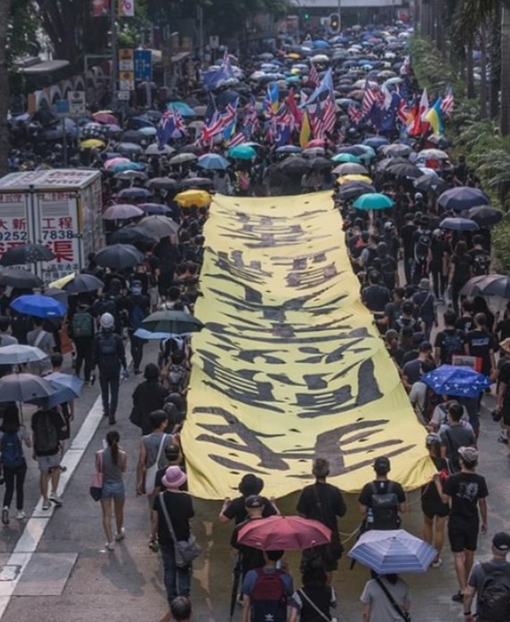 Bendera Indonesia Terlihat Berkibar Saat Demonstrasi di Hong Kong 1