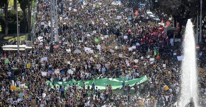 Protes Perubahan Iklim, Puluhan Ribu Pelajar Selandia Baru Turun ke Jalan