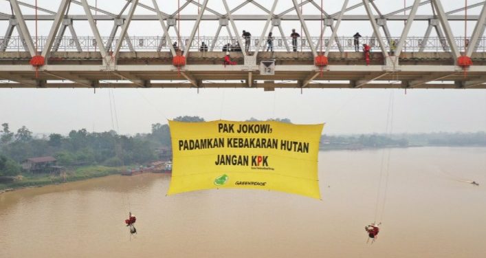 Greenpeace : Pak Jokowi, Padamkan Kebakaran Hutan, Jangan KPK