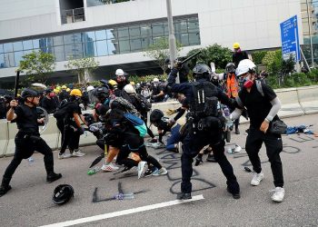 Polisi Hong Kong Memburu dan Pukuli Demonstran dalam Kereta