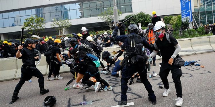 Polisi Hong Kong Memburu dan Pukuli Demonstran dalam Kereta