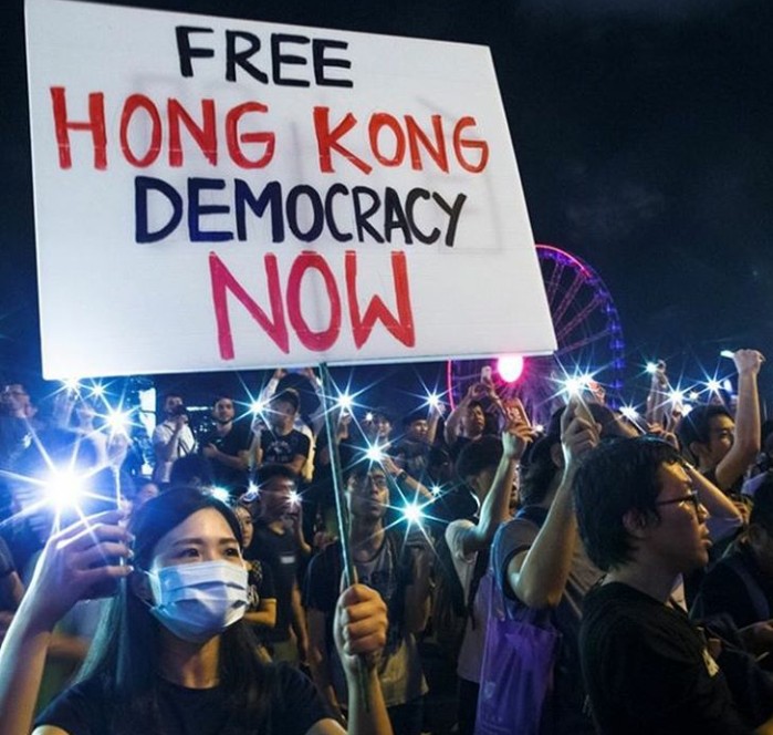 Para Pelajar di Hong Kong Turun ke Jalan Bentuk Rantai Manusia 2