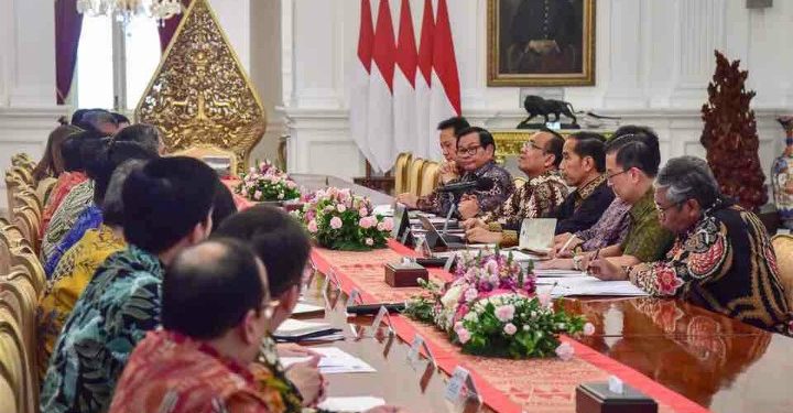 Pasar Tekstil Indonesia Stagnan, Jokowi Kumpulkan Para Pengusaha