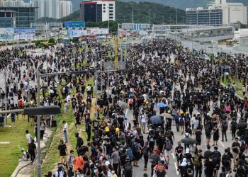 Ribuan Demonstran Hong Kong Blokade Jalan Menuju Bandara