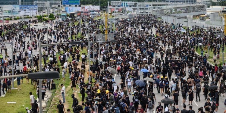 Ribuan Demonstran Hong Kong Blokade Jalan Menuju Bandara