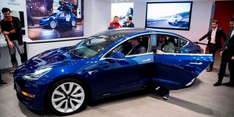 Mobil Listrik Tesla Model 3 Resmi Dipasarkan di Indonesia