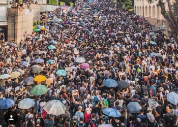 Para Pelajar di Hong Kong Turun ke Jalan Bentuk Rantai Manusia