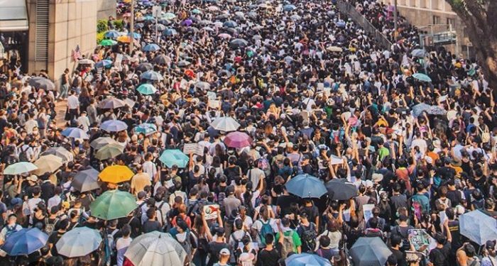 Para Pelajar di Hong Kong Turun ke Jalan Bentuk Rantai Manusia