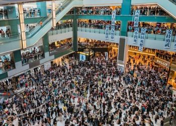 Demonstran Hong Kong Bertindak Brutal