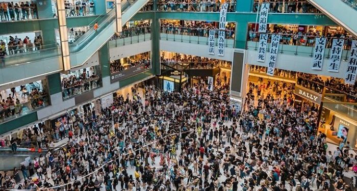 Demonstran Hong Kong Bertindak Brutal