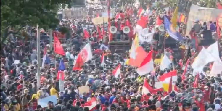 Demonstran di Jakarta Bentrok dengan Polisi saat Mendesak Presiden Batalkan UU KPK