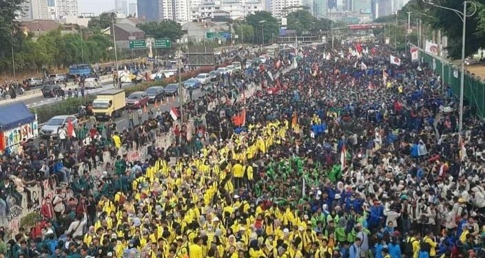 Siklus Perubahan Politik 20 Tahunan: Adu kuat Jokowi Vs Mahasiswa