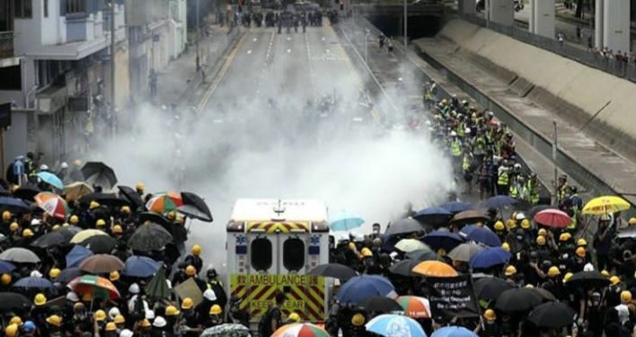 Hong Kong Kembali Bergejolak, Polisi Bentrok dengan Demonstran Pro Demokrasi