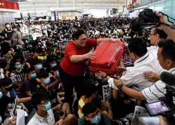 Krisis di Hong Kong, Warga Borong Supermarket dan Tarik Dana Massal