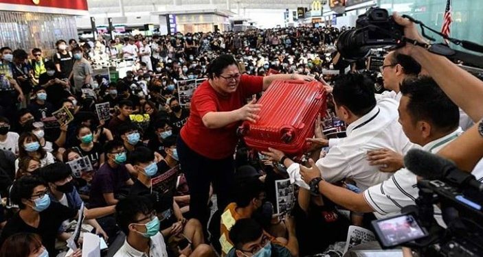 Krisis di Hong Kong, Warga Borong Supermarket dan Tarik Dana Massal