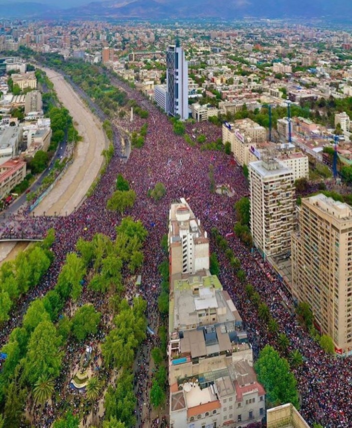 Desak Presiden Mundur, Jutaan Orang Turun ke Jalan Lumpuhkan Ibu Kota Chile 1
