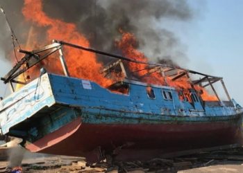 Australia Bakar Kapal Nelayan Indonesia  yang Tangkap Hiu Secara Ilegal