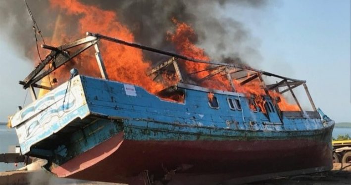 Australia Bakar Kapal Nelayan Indonesia  yang Tangkap Hiu Secara Ilegal