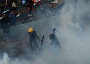 Polisi di Hong Kong Menyerbu Kampus yang Diduduki Demonstran