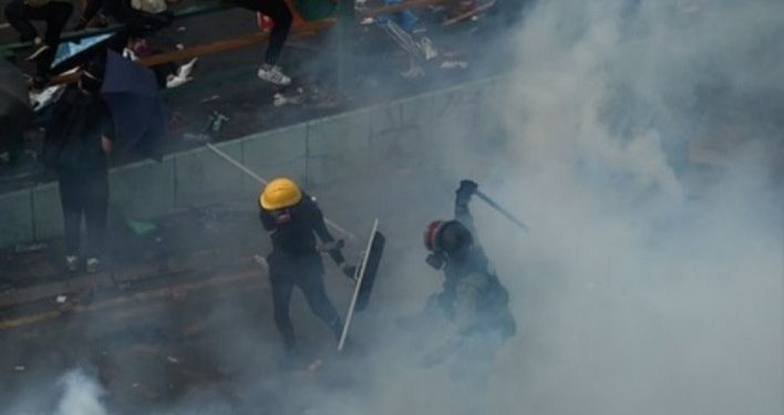 Polisi di Hong Kong Menyerbu Kampus yang Diduduki Demonstran