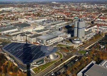 Berkunjung ke Jerman, Luhut Ajak BMW Investasi Mobil Listrik di Indonesia